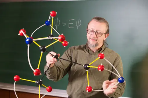 New Molecule tetranitratoxycarbon